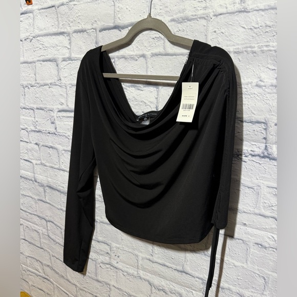 Fashion to Figure  Black Asymmetrical One Shoulder Shirt, Cropped, Size 3 - Picture 3 of 6